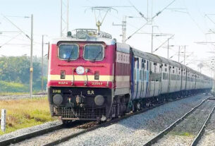 Howrah-Mumbai Central Holi Special Express does not stop at Akola